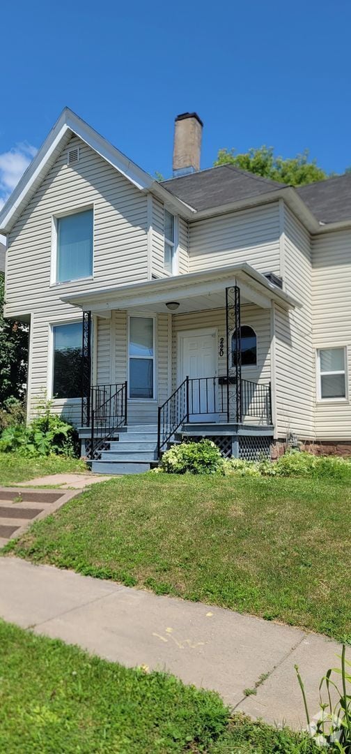 Building Photo - 4 bed 2 bath