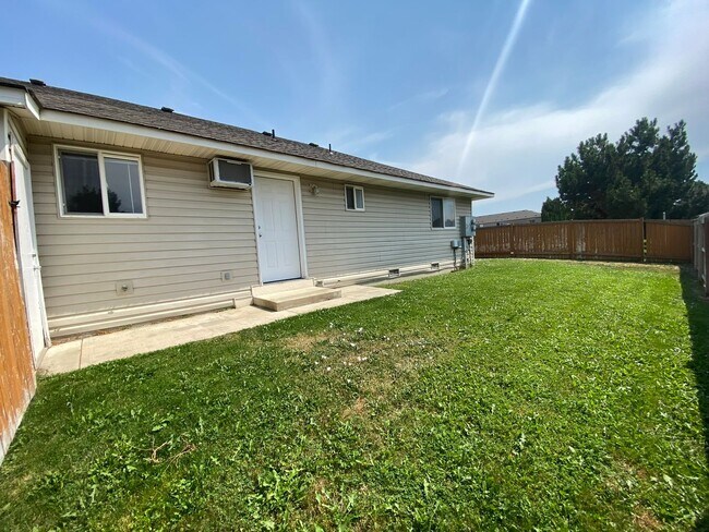 Building Photo - 1001 E 19th Ave