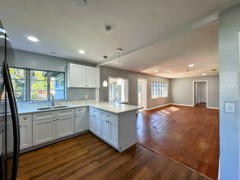 Building Photo - 747 Moravon Ave