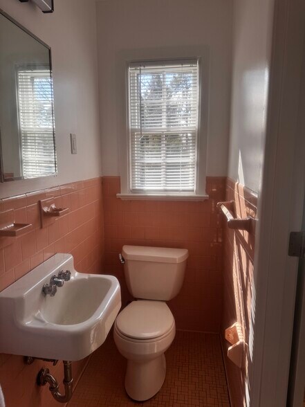 Building Photo - 8409 Freestone Ave