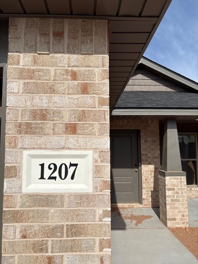 Building Photo - 1207 Cottonwood Ave