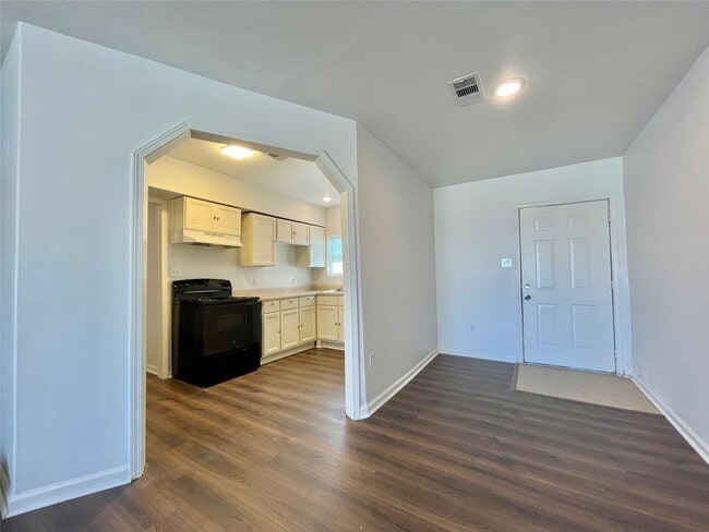 Building Photo - 1755 W 6th St