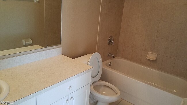 Building Photo - 932 Dobbins St E