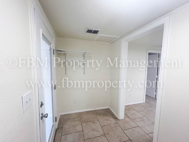 Building Photo - 105 Sunset Cir