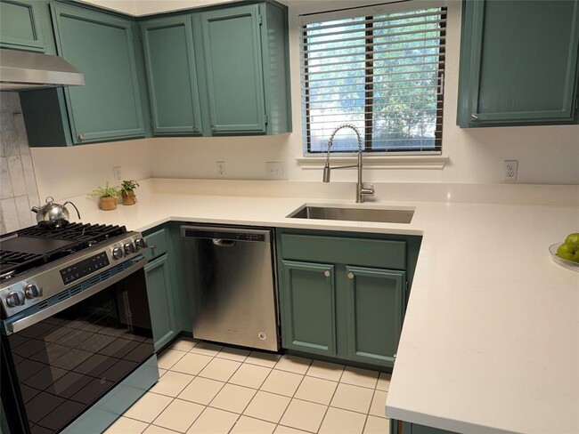 Building Photo - 1321 Piney Creek Ln