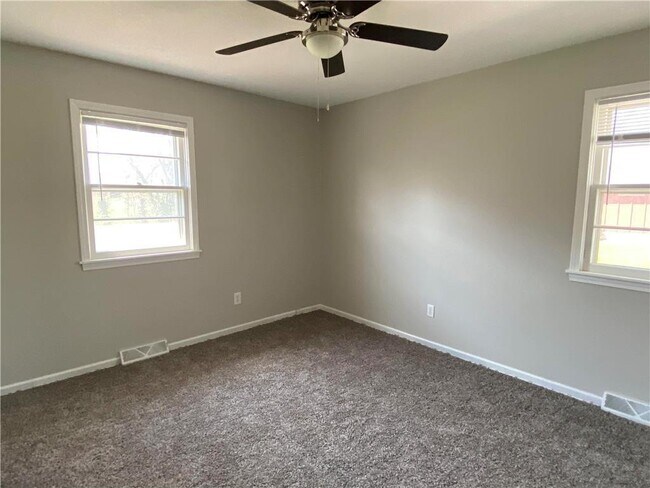 Building Photo - 704 E Culton St