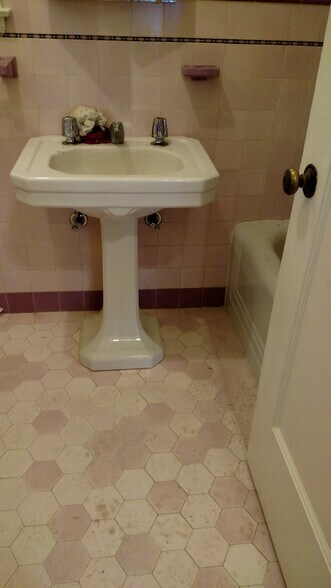 Original 1936 tiles - 422 Capitol St