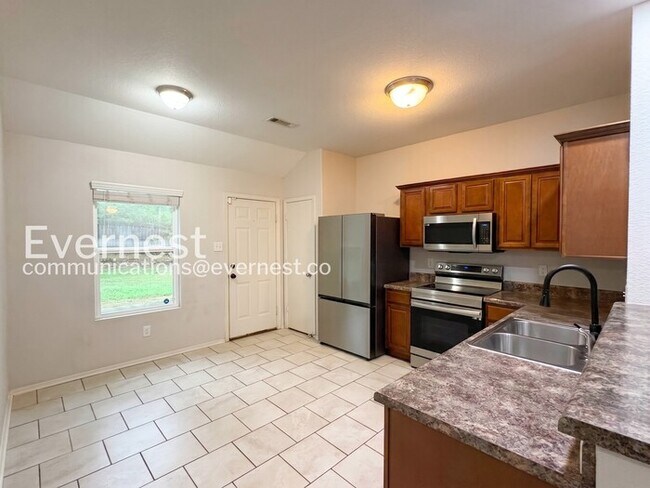 Building Photo - 3 Bed/2 Bath Home with Fenced Yard & Garage / Vouchers Accepted / Available Now!