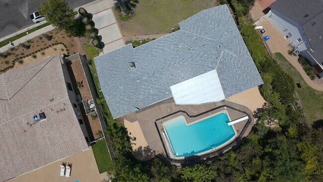 Building Photo - Beautiful One Level, 3 Bedroom, 3 Bathroom Tarzana Pool Home for Lease!