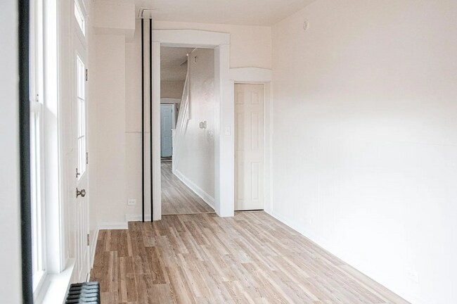 Building Photo - 4 Bedroom 1 Bathroom Rowhome in Lancaster!