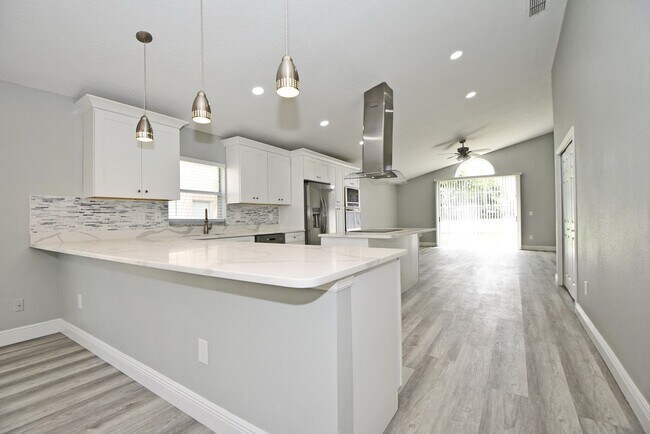 Building Photo - Beautiful Home in Alafaya Woods Totally Remodeled