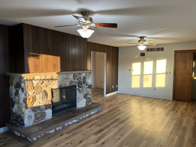 Building Photo - 120 Railroad St