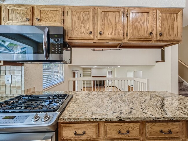 Building Photo - Charming 4 Bedroom 2.5 Bath in Lakewood!