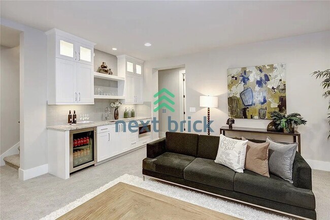 Building Photo - Luxurious 5-Bed, 5-Bath Oasis in Bellevue's Prime Location!