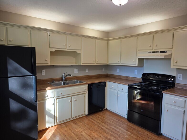 Kitchen - 275 Montgomery Ave