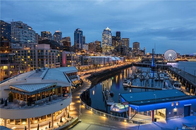 Building Photo - 1900 Alaskan Way