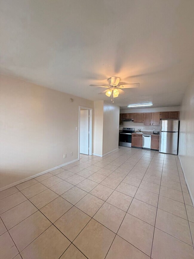 Building Photo - 1/1 CONDO UNIT AVAILABLE NOW!