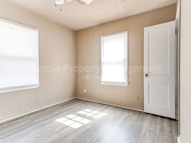 Building Photo - 4011 N Rockwell Ave