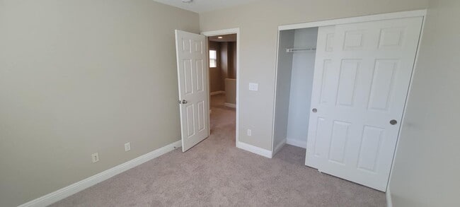 Building Photo - STILLHOUSE rsearching? 3 bedrooms, 2.5 bat...
