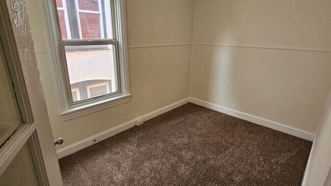 Building Photo - 3 Bedroom Duplex!