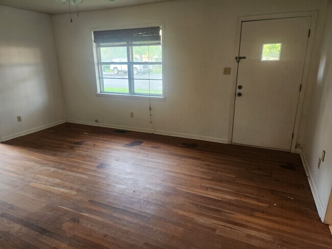 Building Photo - 104 W Searcy St