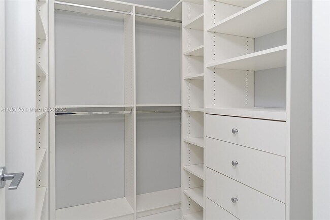 Building Photo - 2020 N Bayshore Dr