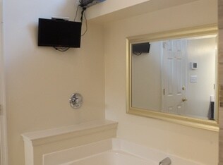 Building Photo - 300 Overshot Arch