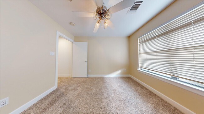 Building Photo - 8715 Meadowcroft Dr