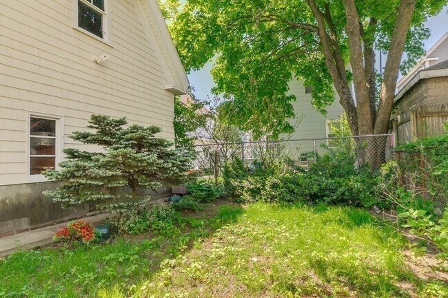 Building Photo - 14 Evergreen Ave