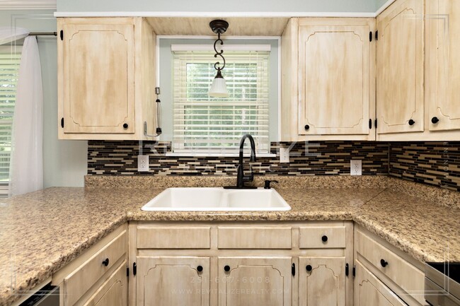 Building Photo - Charming 3 Bedroom/2 Bathroom Home in Sara...