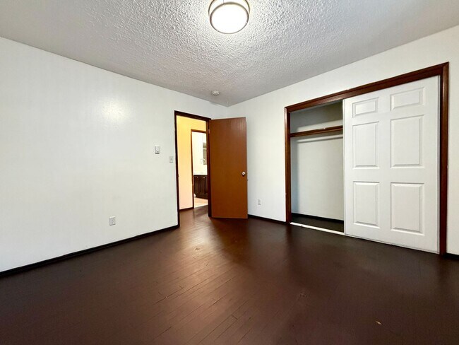 Building Photo - Reed Neighborhood Gem~ Great Natural Light~ Fenced Front Patio~ Onsite Laundry~ Off Street parkin...