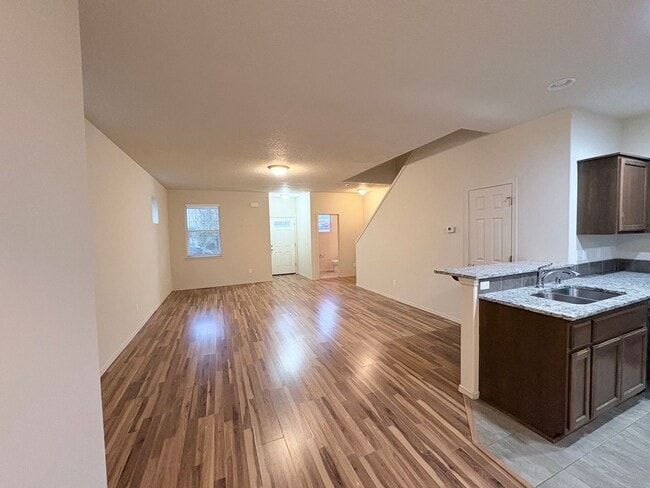 Building Photo - ONE MONTH FREE OF RENT!! Well Maintained, High Ceilings, Bonus Room, Great Location!