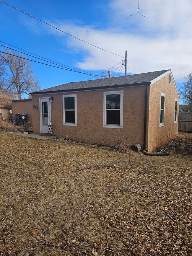 Building Photo - 2 BED | 1 BATH | SINGLE-LEVEL HOME | WEST