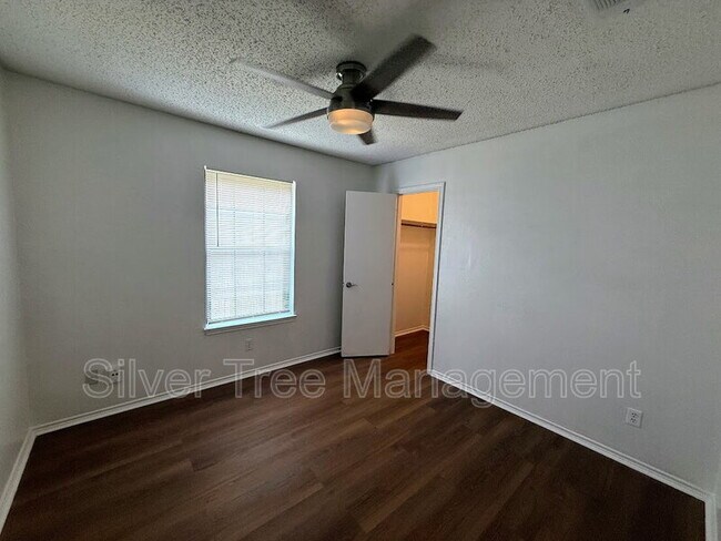 Building Photo - 6845 S Creek Dr