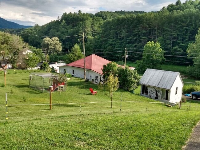 Building Photo - Cute Cottage overlooking Downtown Lansing - Walk to Stores, Park & Creek!