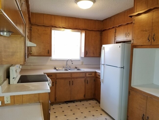 Building Photo - LARGE 1 BEDROOM WITH CARPORT BRICK HOME