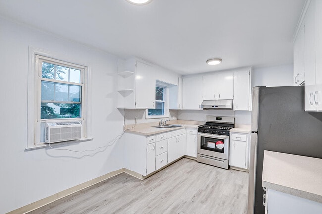 Building Photo - 64 Boltin St