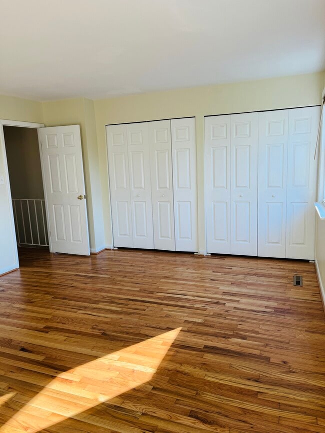 Building Photo - 2 Wimbledon Ln