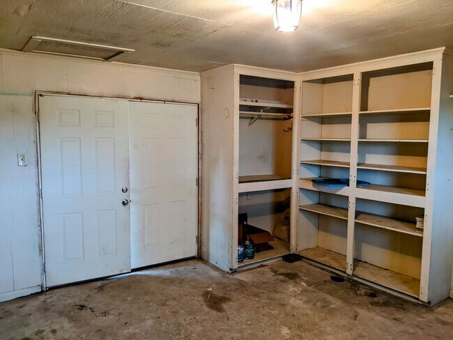 Building Photo - Charming Home Available Now!