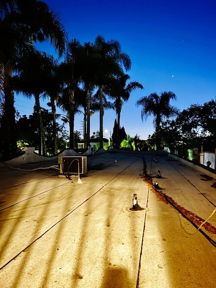 Building Photo - 808 N Poinsettia Pl