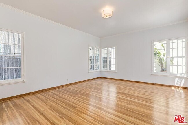 Building Photo - 448 1/2 S Wilton Pl