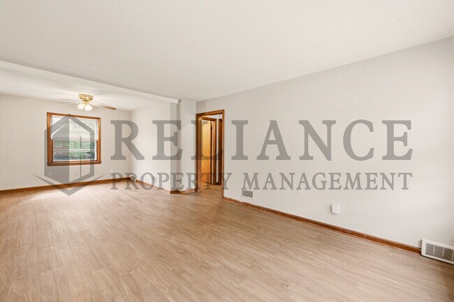 Building Photo - 374 N Hillcrest St