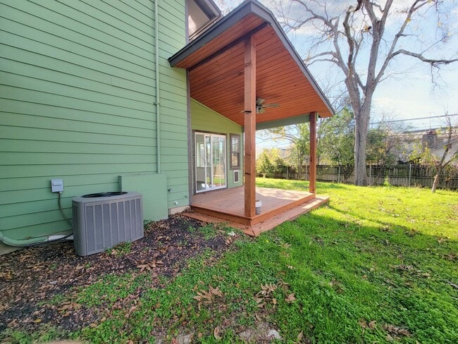 Building Photo - Spacious 4/BR 2.5/BA Two-Story Home with Fireplace & Huge Fenced Yard