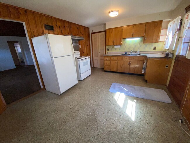 Building Photo - Private Charming Home!