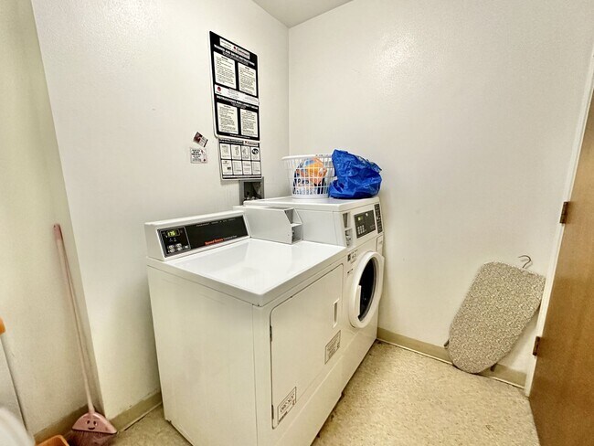 Building Photo - Epic REA: Bright Top Floor Corner Studio w...