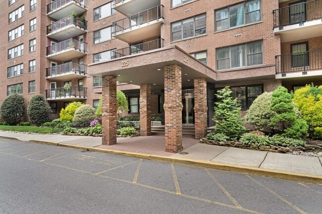 Building Photo - 225 St Pauls Ave