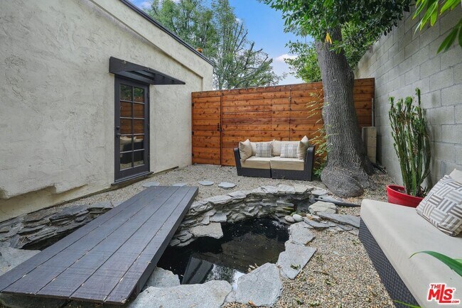 Building Photo - 1335 N Fairfax Ave