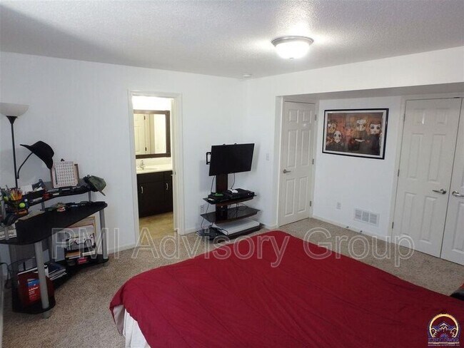 Building Photo - 1712 SW Valley View Dr