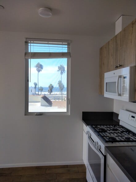 Building Photo - 5040 Santa Monica Ave