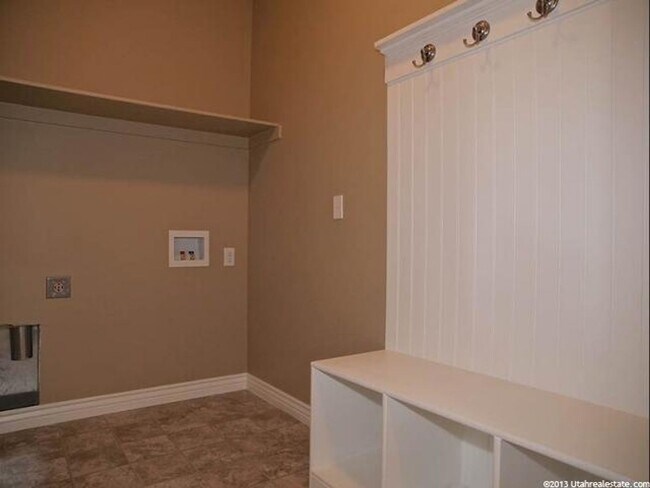 Building Photo - 1848 Woodview Dr W